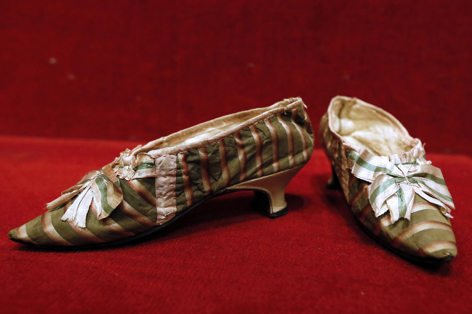 Версаль обувь. Туфли эпохи Марии Антуанетты. Туфелька Марии Антуанетты аукцион. Тапочки Марии Антуанетты.