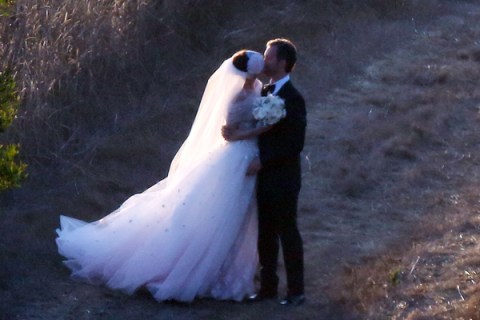 Anne Hathaway and Adam Shulman tie the knot in Big Sur with a sunset Wedding